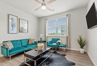 Uptown Houston Modern Suite w Pool View allows 18 year olds to book a room