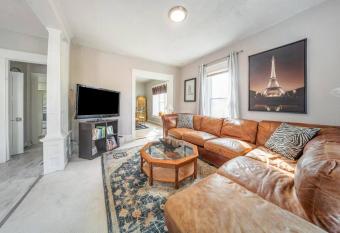 Elegant and Expansive Paris themed 5 b, 2 b has Balcony rooms