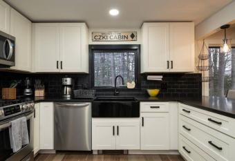 Killington Ski Chalet - Newly Renovated has Balcony rooms