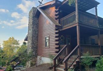 Spacious Cabin with Excellent Views/Hot Tub/Wi-Fi has Balcony rooms