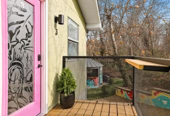 Local at Coler Unit 3 - Urban Art Complex has Balcony rooms