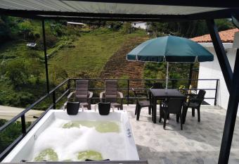 F7-Caba  as con represa y glamping pe  ol y Guatap   has rooms with a private hot tub