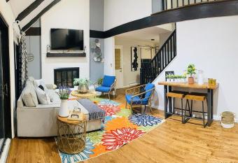 Gem in the Poconos! Park like setting! decks, game room, firepit, Wifi and more! has Balcony rooms