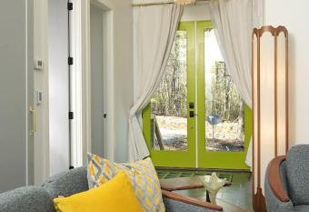 The Wayy Back Shack has Balcony rooms