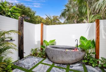 Rest Pet Friendly with Outdoor Bath 3 Mins Walk to Beach allows 18 year olds to book a room