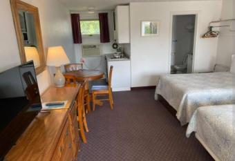 Carriage House Motel Cottages & Suites has rooms with a private hot tub