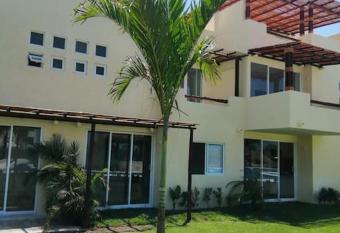 Villa Residencial has rooms with a private hot tub