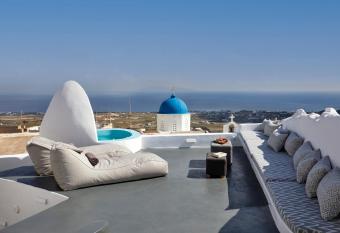 Aecon Suites has rooms with a private hot tub