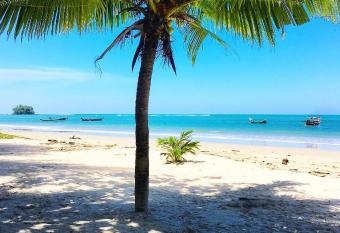 1b pool, Gym, walk to lovely Naiyang Beach has Balcony rooms