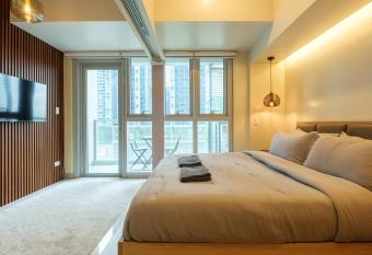 Uptown Parksuites Modern Room has rooms with a private hot tub