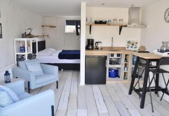 Anna, strandhuisje dichtbij zee & strand! has Balcony rooms