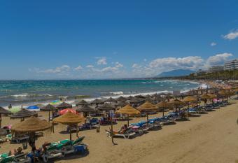 Pensi  n Aduar has Balcony rooms