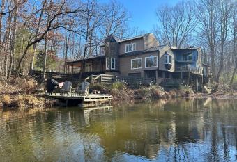Lakefront Lux Mansion w/ 7 per Hot Tub/16+ Guests! has Balcony rooms