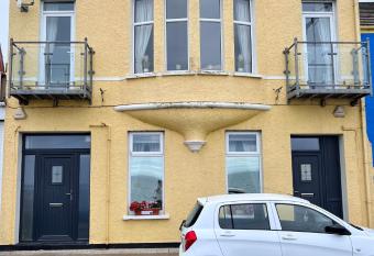 5 Shore Street has Balcony rooms