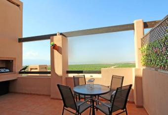 Casa Leona: Fully furnished, secure golf resort penthouse apartment with gorgeous views in Murcia has rooms with a private hot tub