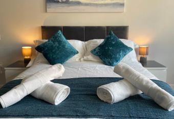 Modern, Stylish Studio Apartment in Central Northampton allows 18 year olds to book a room