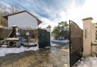 Maison Mara has Balcony rooms