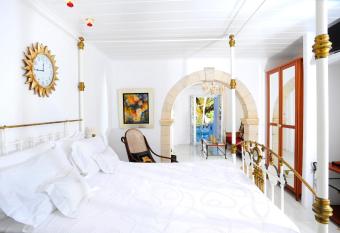 Kivotos Mykonos has rooms with a private hot tub