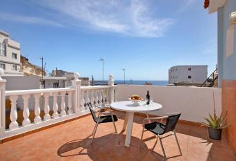 Atico Las Arenas has Balcony rooms