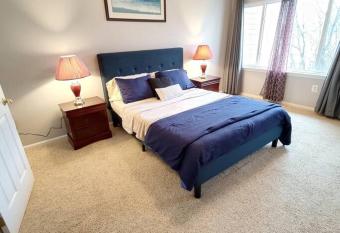 3 Bedroom house minutes from Wash-Dulles Airport has Balcony rooms