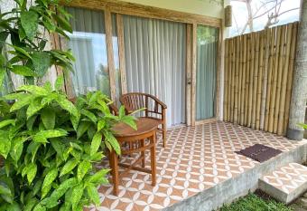 MAIMALU BEACH VIEW has Balcony rooms
