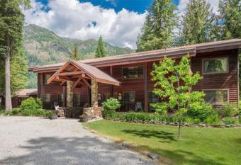 Big Horn Lodge Montana has rooms with a private hot tub