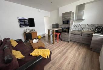 Louis 200m de la plage avec spa has rooms with a private hot tub