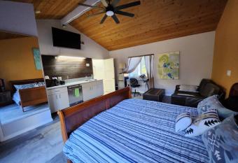 Guest suite Torrey pines golf, Salk, scripp, UCSD. allows 18 year olds to book a room