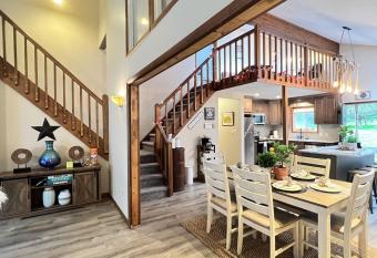 Amazing Poconos Home w game room, fire pit, over 1 acre, wifi has Balcony rooms