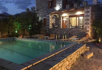 Sunshine Villa has Balcony rooms