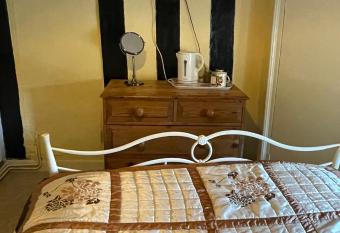 The Bridge Street Historic Guest House has rooms with a private hot tub