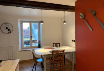 Appartement vieille ville allows 18 year olds to book a room