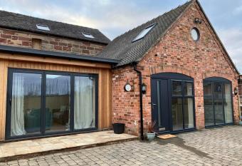 Honeyberry Cottage -PART OF ALTON COTTAGES has Balcony rooms