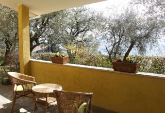 Sarnico giardino sul lago has Balcony rooms
