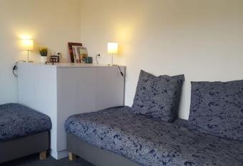 Studio 2 lits jumeaux 1 station Tram a  roport Orly allows 18 year olds to book a room