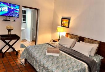 WOODS GUEST HOUSE allows 18 year olds to book a room