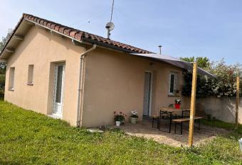 Maison proche du Lac has Balcony rooms
