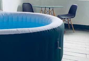 Cosy suite centre ville avec bain    remous has rooms with a private hot tub