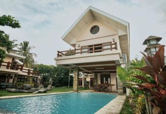 Exclusive Beachfront House w/ Pool & Saltwater Tub has Balcony rooms