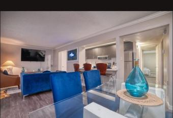 Modern 2BEDS 2BATHS, walking distance LAS VEGAS Strip/PET friendly has rooms with a private hot tub