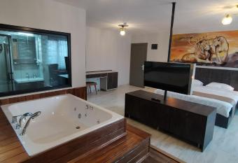 SAR-PER Rooms has rooms with a private hot tub