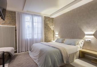 La Casa de Los Arquillos allows 18 year olds to book a room