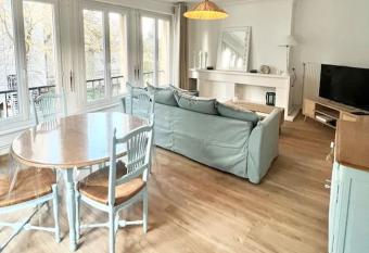 Le plage de Notre-Dame - Appartement au coeur de la vieille ville allows 18 year olds to book a room