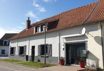 Aux Passagers de la baie 2 allows 18 year olds to book a room