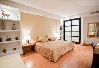 Cortijo Chico M  laga Airport has rooms with a private hot tub