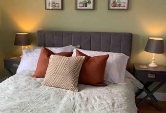 Private Entranced Guest suite/Kitchenette/Patio allows 18 year olds to book a room