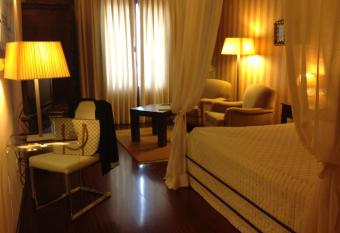 Los Arcos has Balcony rooms