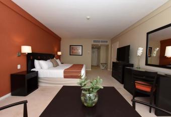 Camberland Resort & Spa Ramallo has rooms with a private hot tub