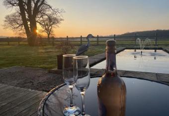 Picturesque cottage with hot tub, near Frome allows 18 year olds to book a room