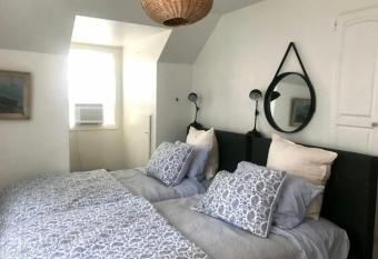 Farmhouse on ten Acres has Balcony rooms